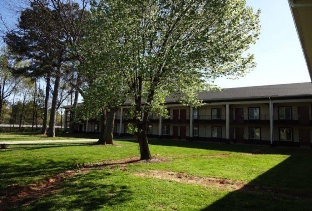 Red Roof Inn & Suites Greenwood, Sc Екстер'єр фото